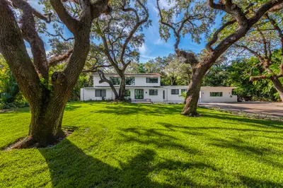 Modern Tropical Miami Villa with Expansive Lawn – Aventura / North Miami - Florida luxury mansion wedding venue - Photo 2