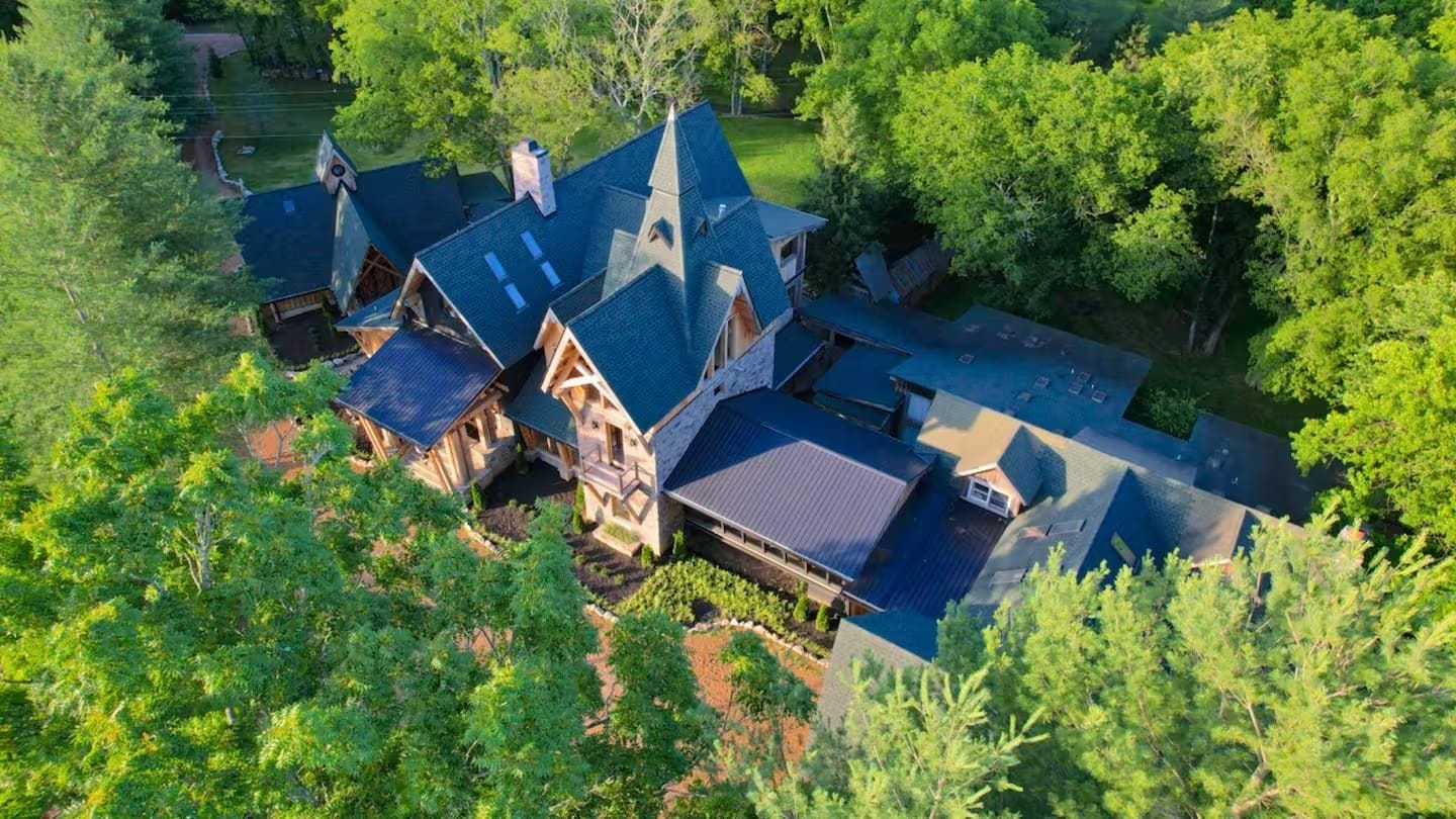 Featured image for A Private Estate Wedding House Just Outside Nashville—Complete with an Event Barn, Scenic Views, and Room to Celebrate All Weekend Long