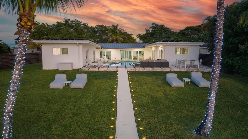 Modern  Miami Beach Lakeside Retreat with Sun-Soaked Yard - Photo 3