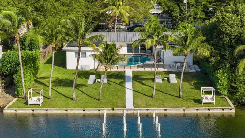 Modern  Miami Beach Lakeside Retreat with Sun-Soaked Yard - Photo 1