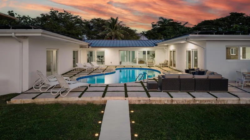 Modern  Miami Beach Lakeside Retreat with Sun-Soaked Yard - Photo 2