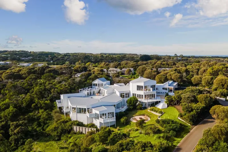 The Cape Retreat: Ultimate Australian Indulgence with Panoramic Bay Views - Photo 1